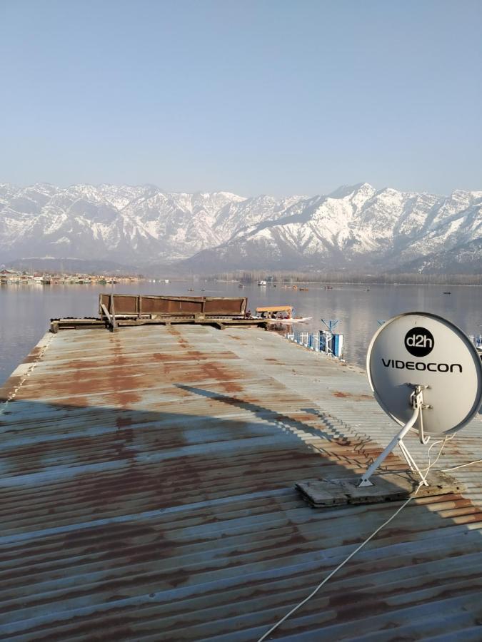 Houseboat Young Snow View Front Line Dal Lake Srīnagar Exterior foto