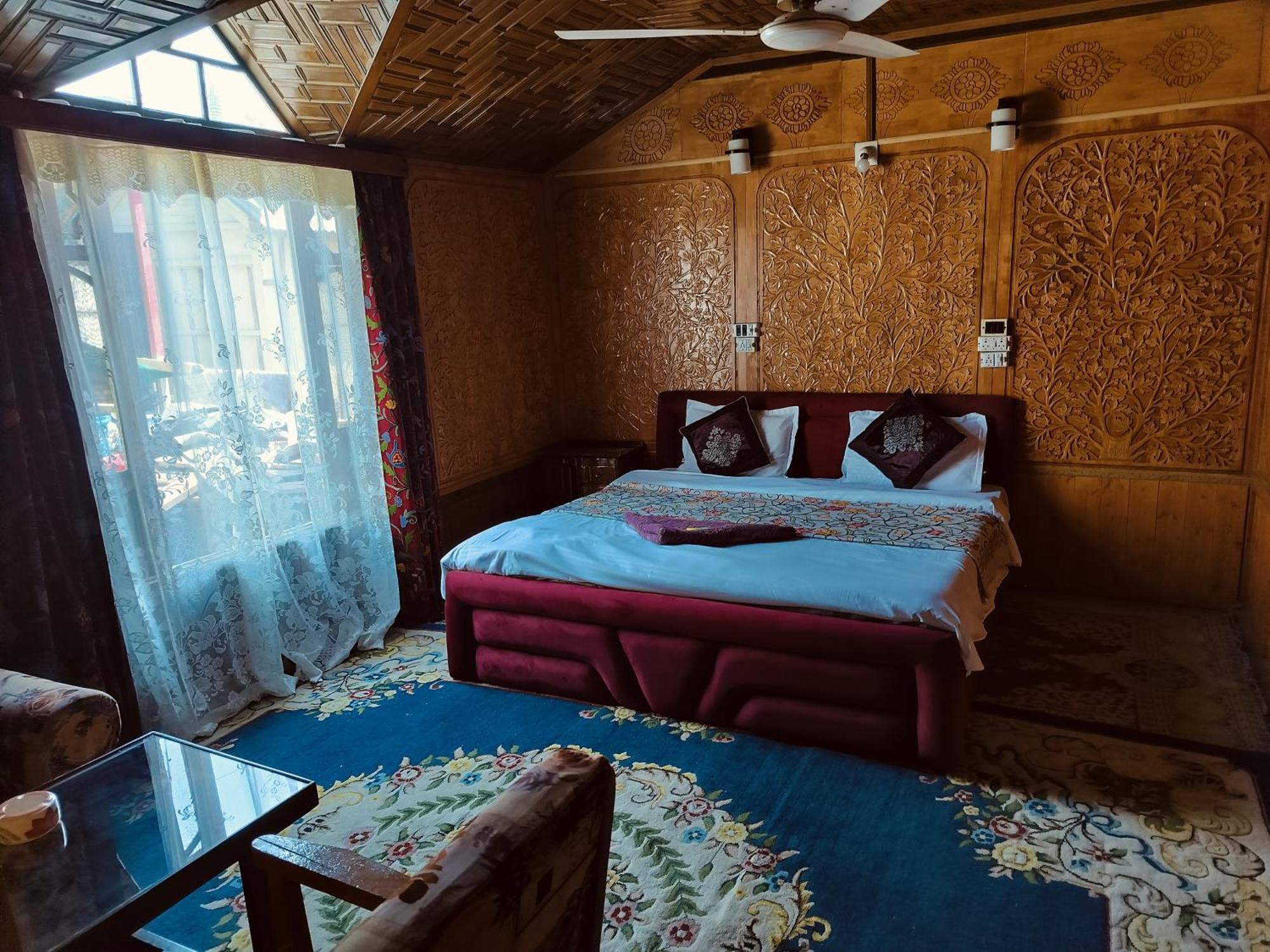 Houseboat Young Snow View Front Line Dal Lake Srīnagar Habitación foto