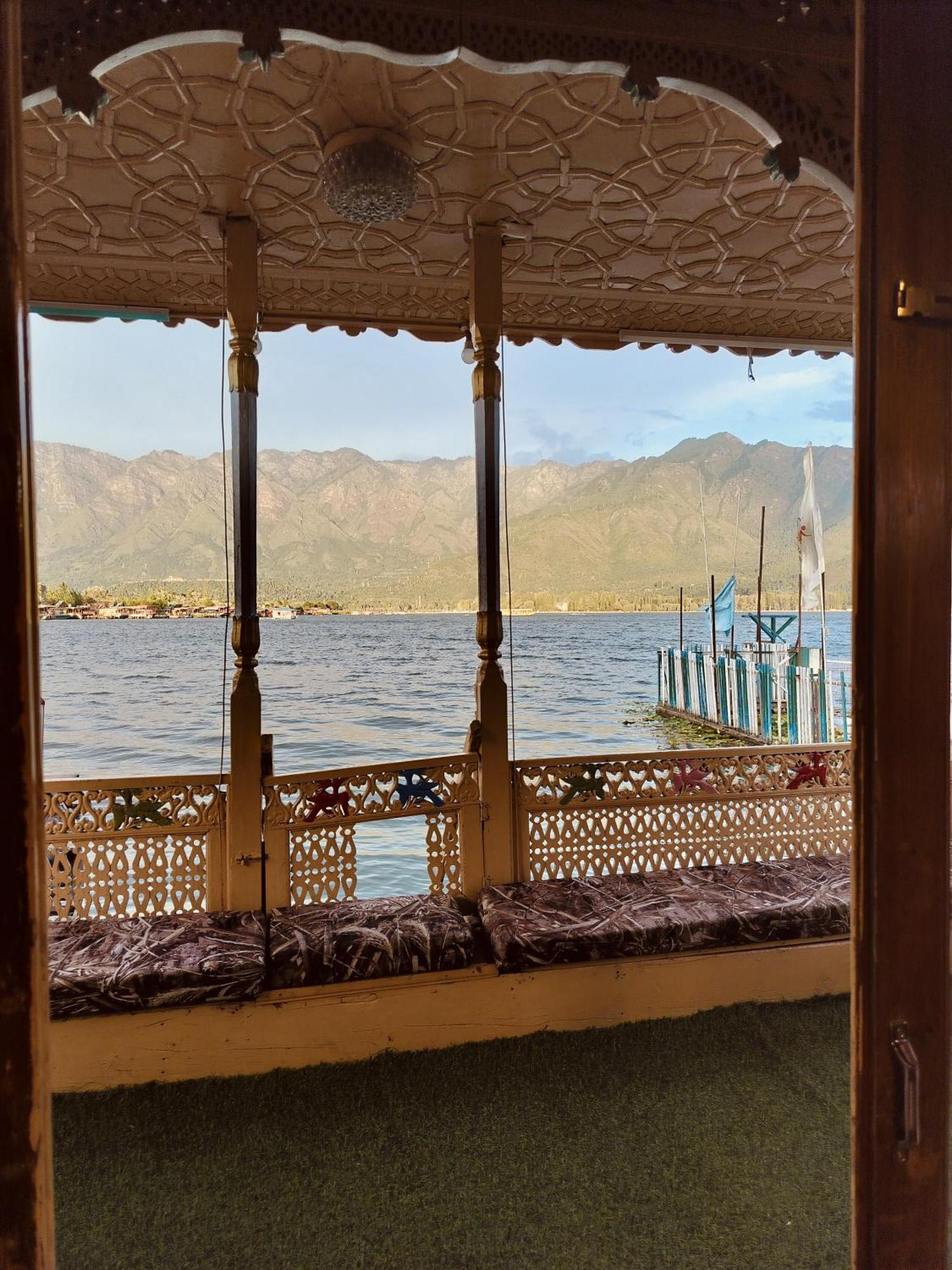 Houseboat Young Snow View Front Line Dal Lake Srīnagar Exterior foto