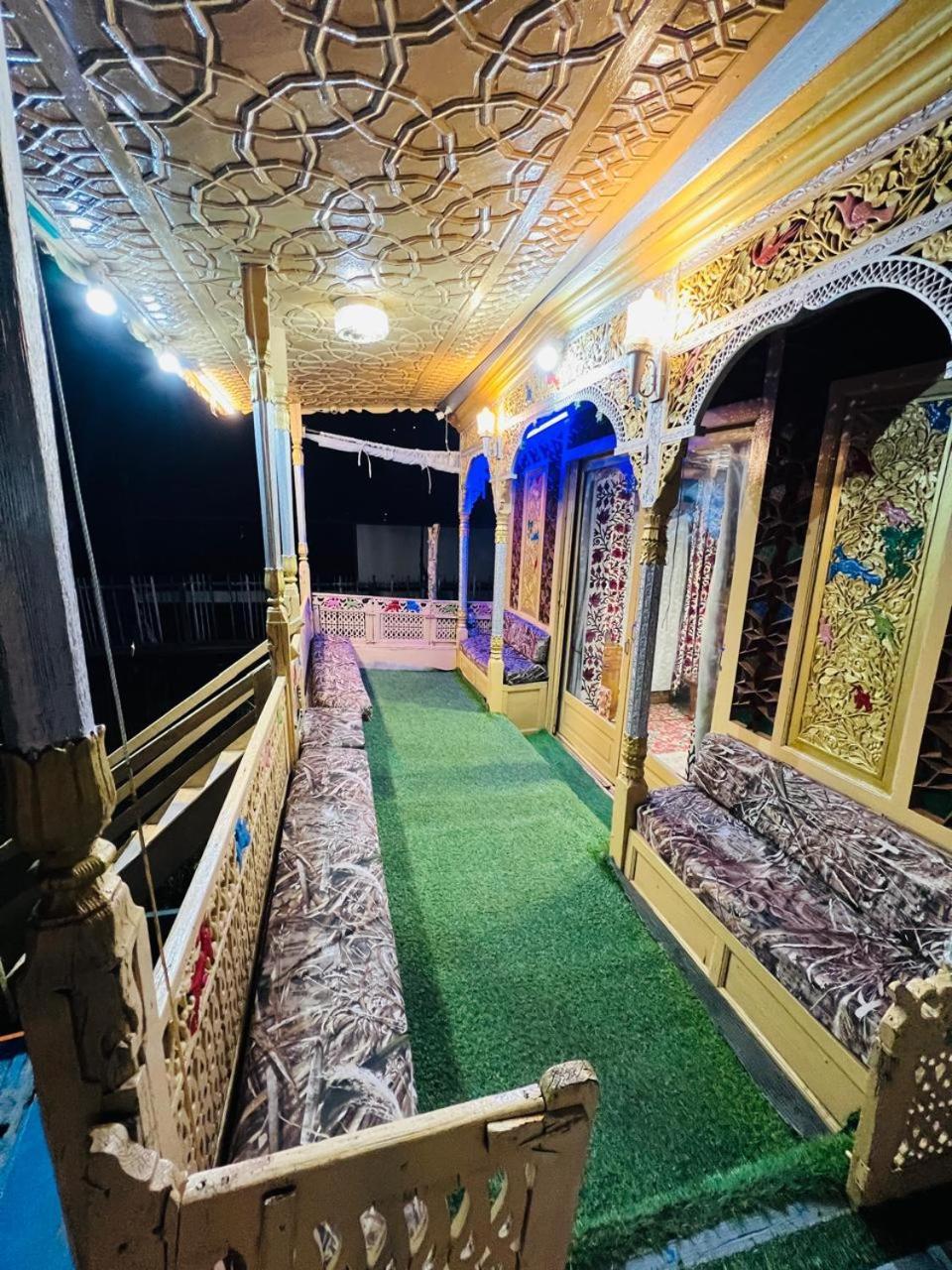 Houseboat Young Snow View Front Line Dal Lake Srīnagar Exterior foto
