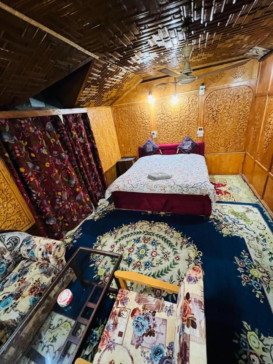 Houseboat Young Snow View Front Line Dal Lake Srīnagar Habitación foto