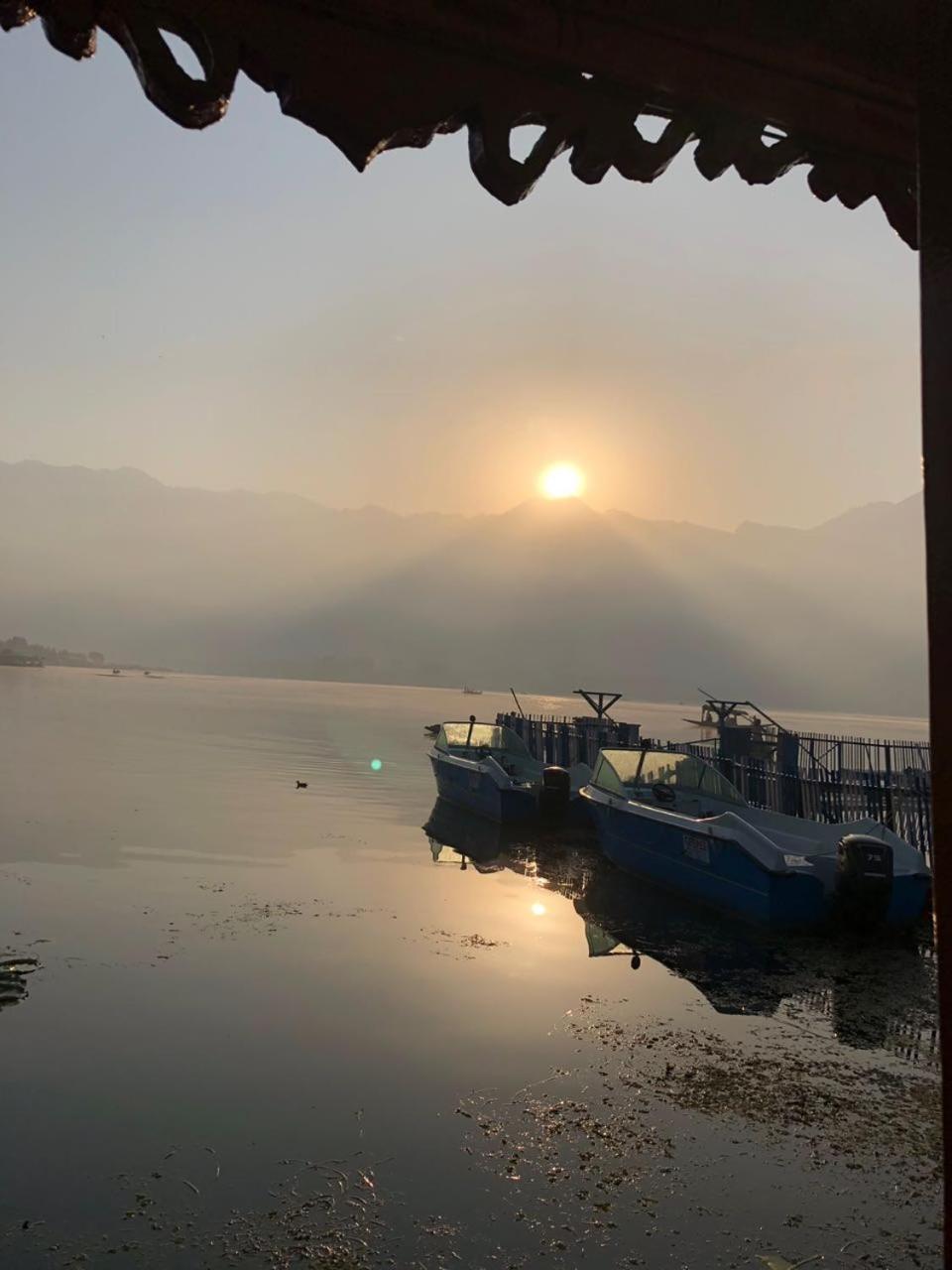 Houseboat Young Snow View Front Line Dal Lake Srīnagar Exterior foto